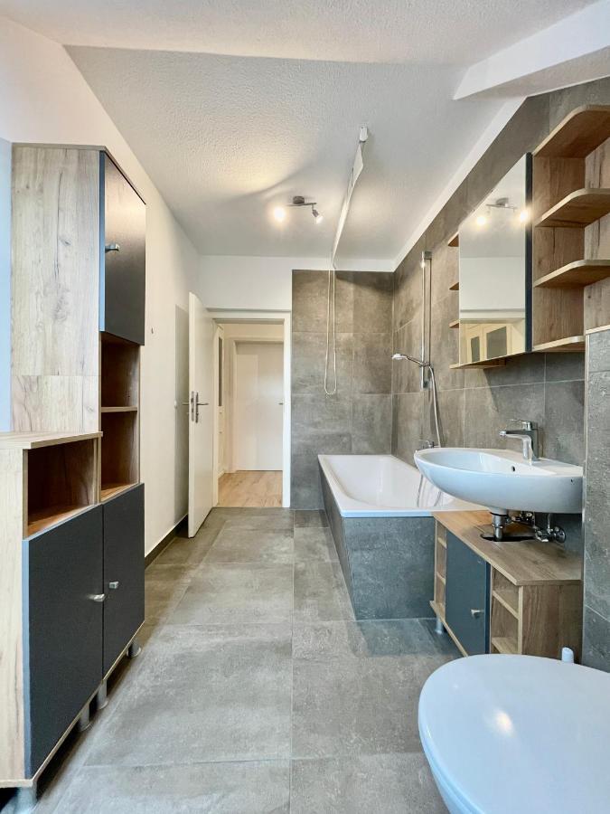 Zentral Gelegene Dg-wohnung Mit 4 Schlafzimmern Apartment
