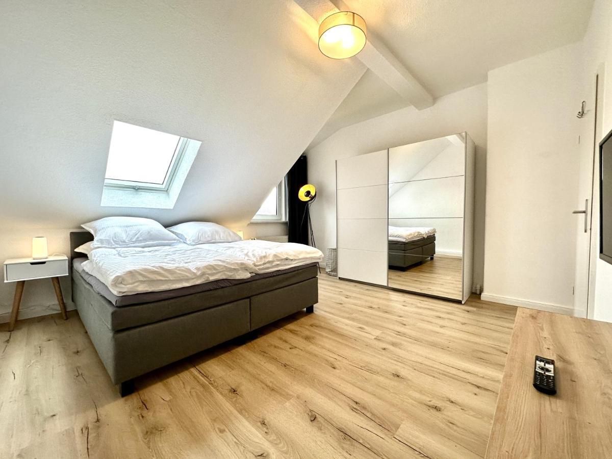 Zentral Gelegene Dg-wohnung Mit 4 Schlafzimmern Apartment *